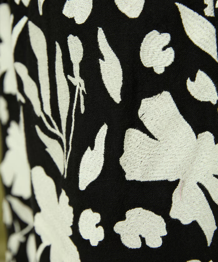 Monotone Embroidered Easy Pants
