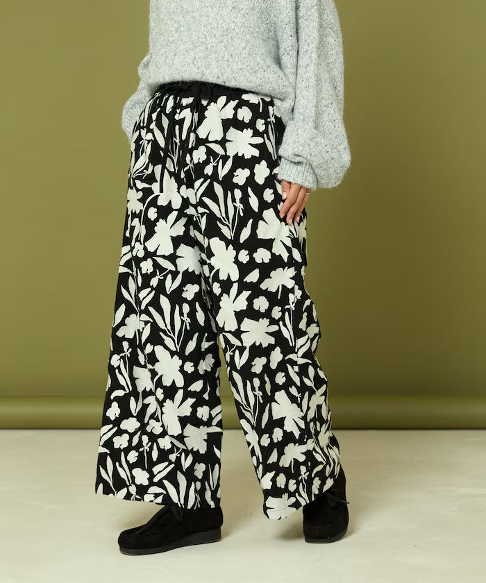 Monotone Embroidered Easy Pants