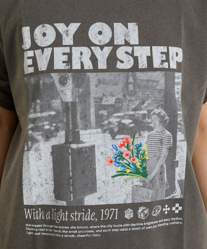 Photo Print Flower Embroidery Crew Neck T-Shirt