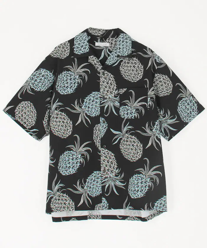 Loose silhouette all-over patterned open collar short sleeve shirt
