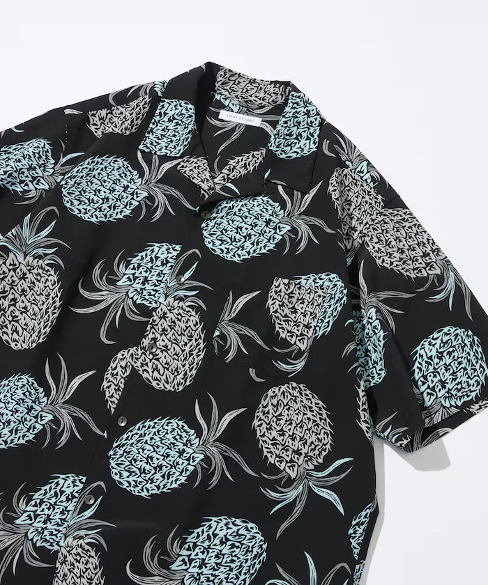 Loose silhouette all-over patterned open collar short sleeve shirt