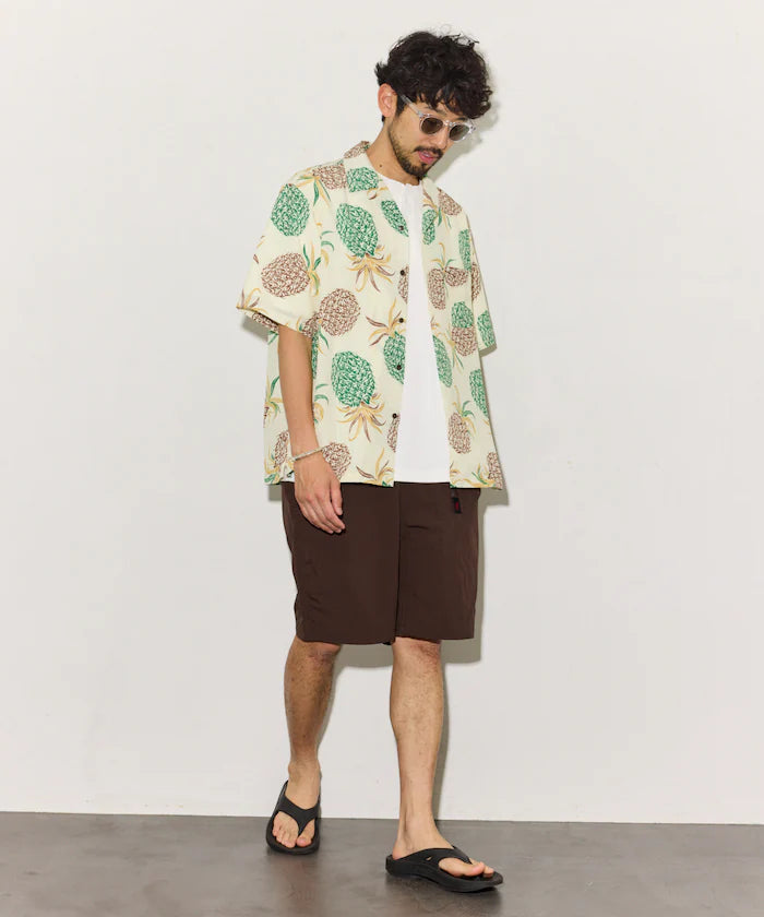 Loose silhouette all-over patterned open collar short sleeve shirt