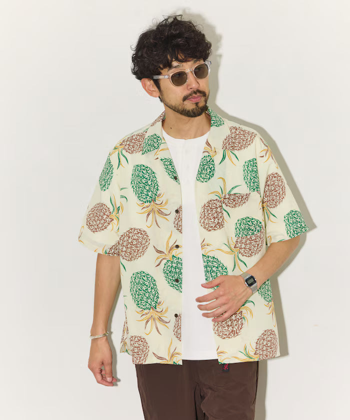 Loose silhouette all-over patterned open collar short sleeve shirt