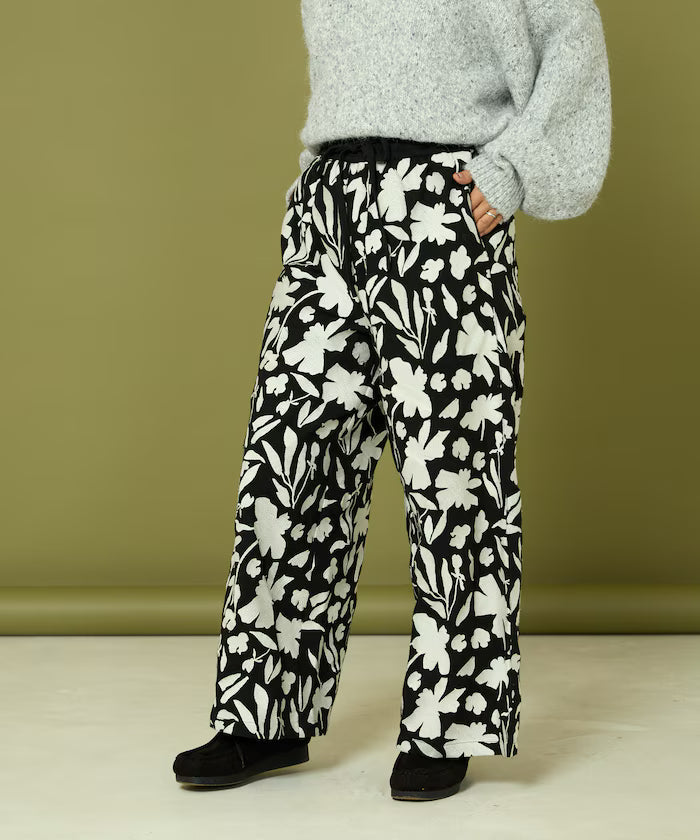 Monotone Embroidered Easy Pants