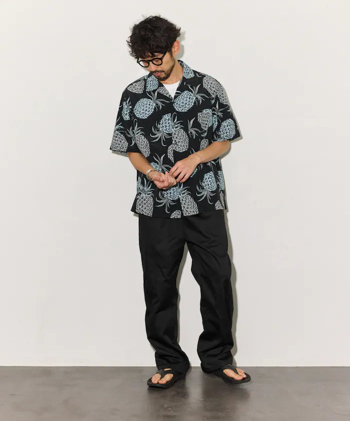 Loose silhouette all-over patterned open collar short sleeve shirt