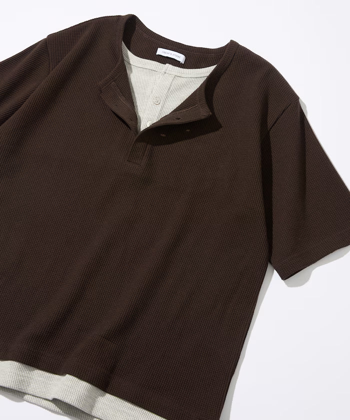 Waffle Fake Layered Henry Neck T-Shirt - Brown x Gray