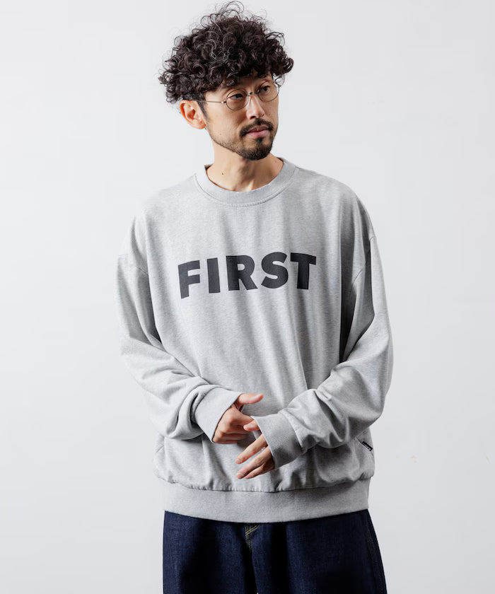 Front Print Crew Neck Sweat FIRST / Relaxed Fit