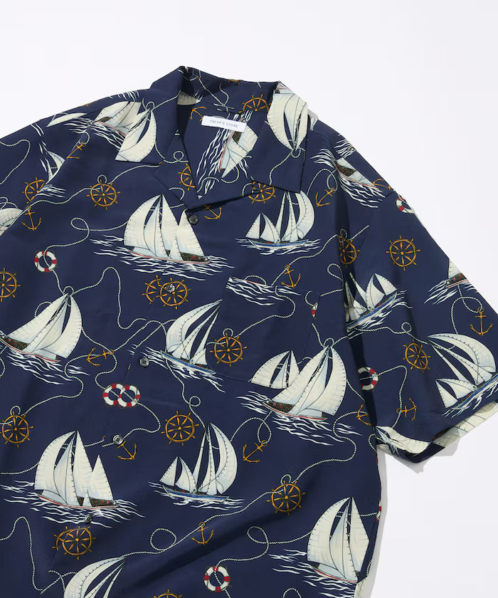 Loose silhouette all-over patterned open collar short sleeve shirt