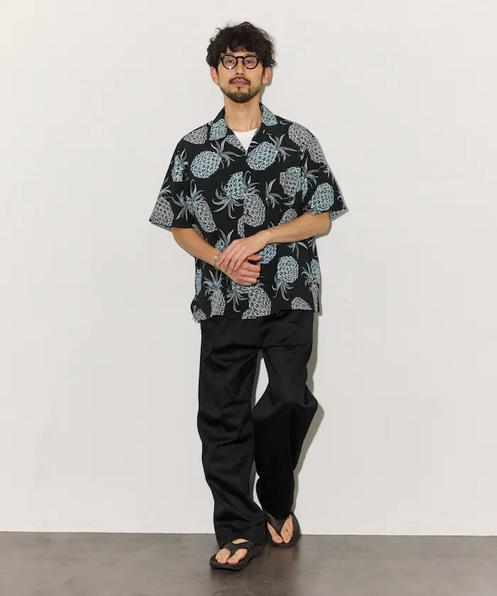 Loose silhouette all-over patterned open collar short sleeve shirt