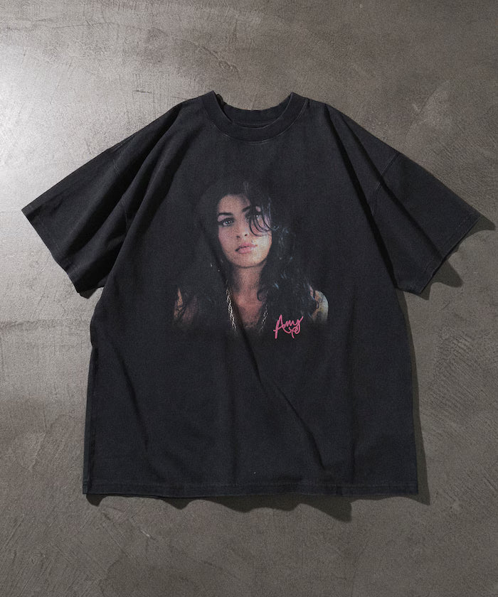 【EXCLUSIVE】 Amy Winehouse / Amy Winehouse Graphic Crew Neck T-Shirt - Sumikuro