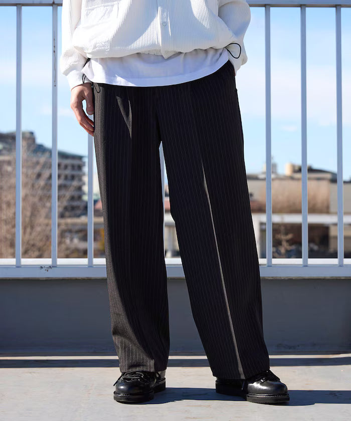 Wide Straight Silhouette One-Tuck Slack Pants
