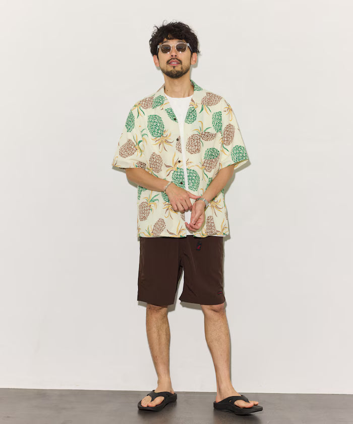 Loose silhouette all-over patterned open collar short sleeve shirt