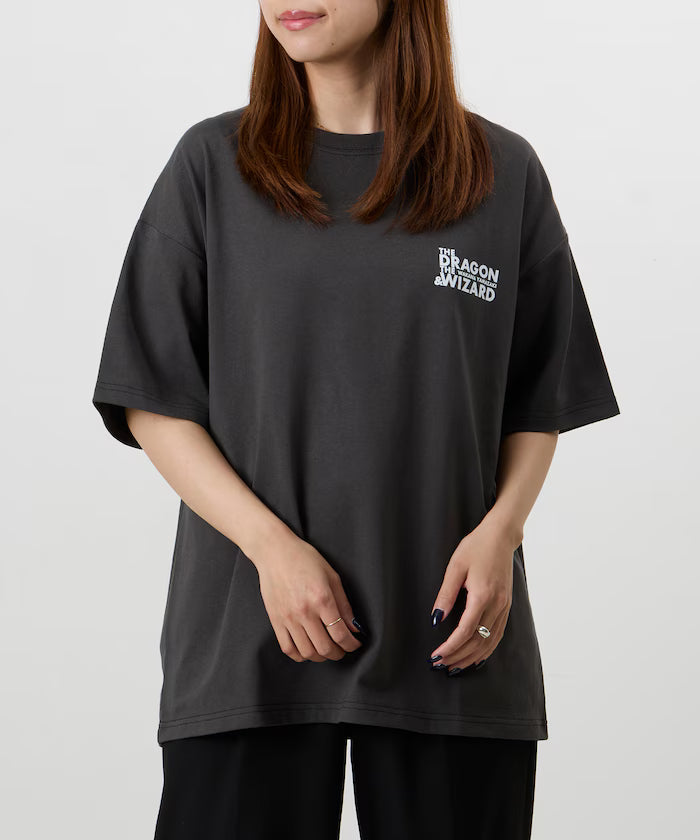 Wakana Yamazaki×FREAK'S STORE THE DRAGON & WIZARD Back Print Crew Neck T-Shirt [Limited Edition]