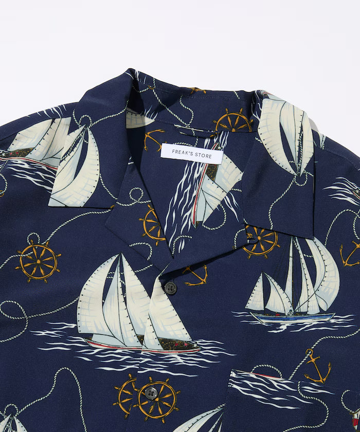 Loose silhouette all-over patterned open collar short sleeve shirt