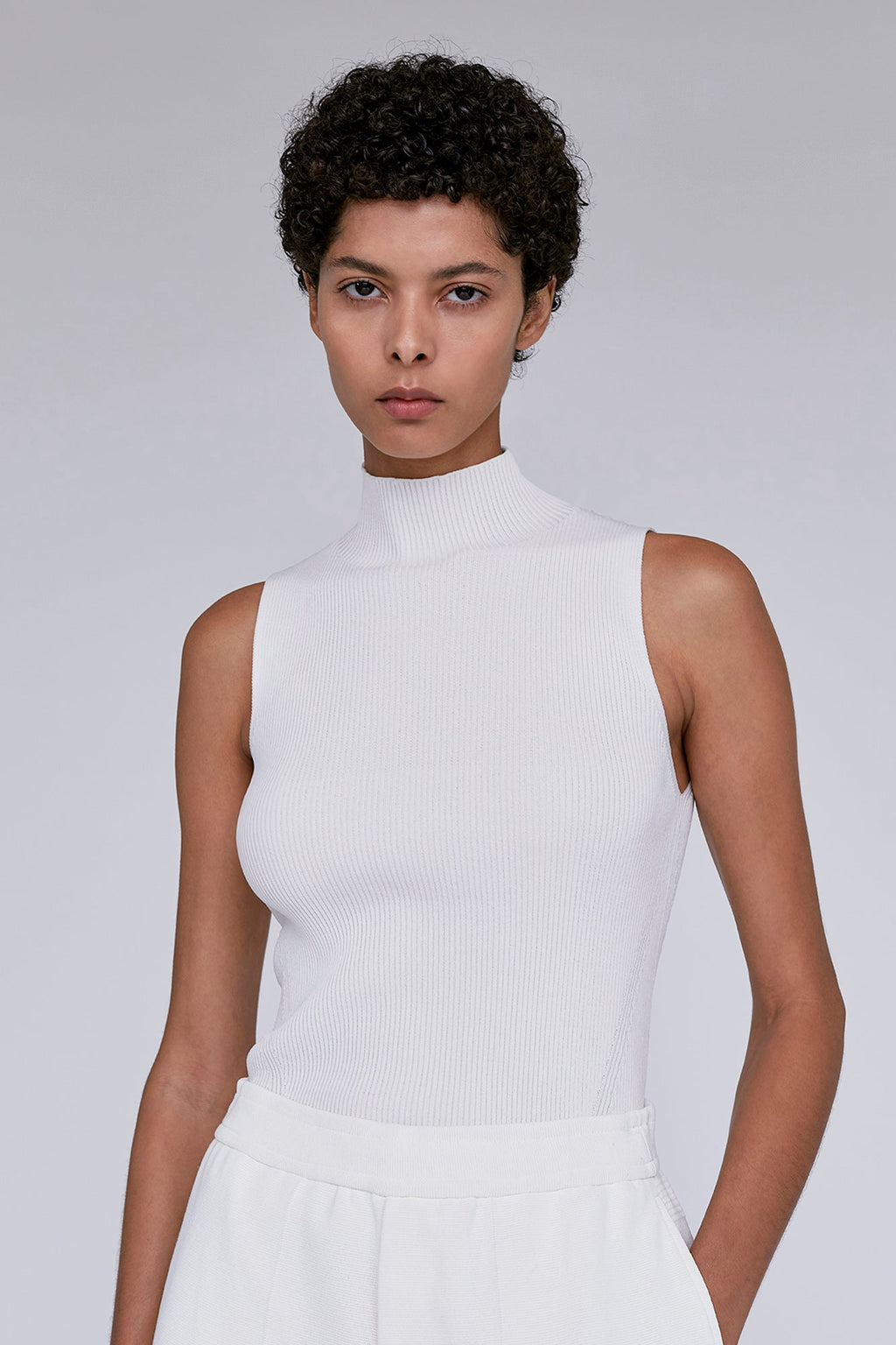 PORTRAIT SLEEVELESS TOP