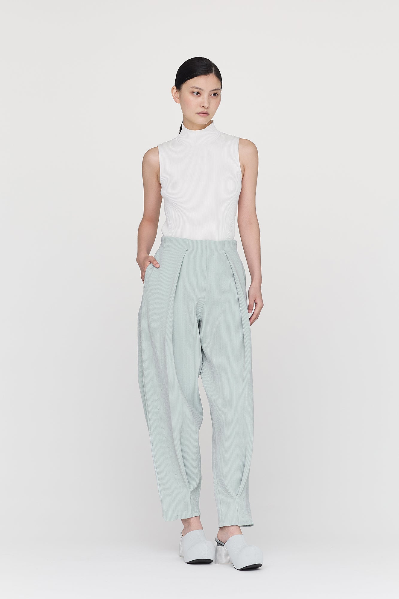 SOFT HYPHA TUCKED PANTS