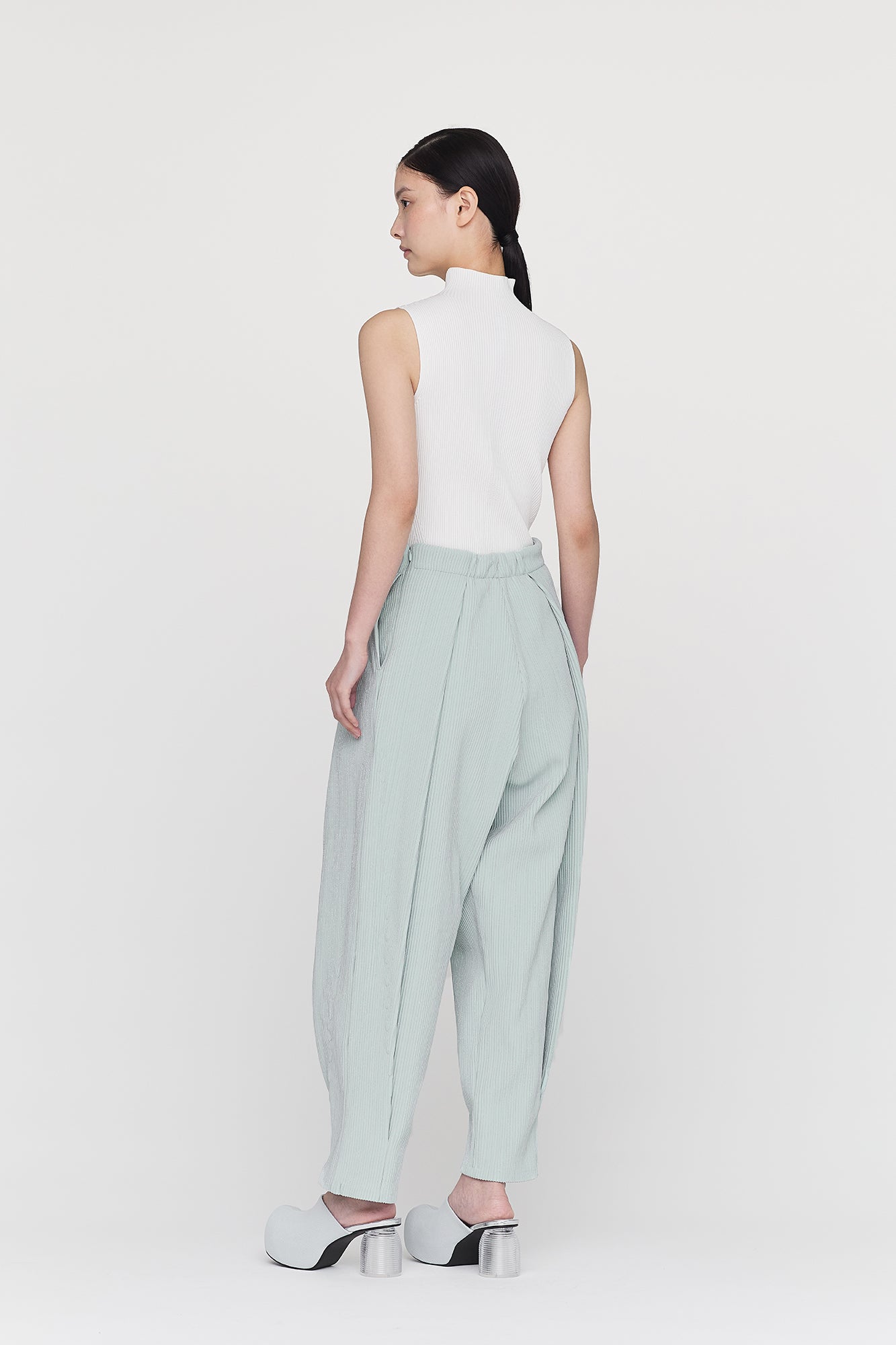SOFT HYPHA TUCKED PANTS