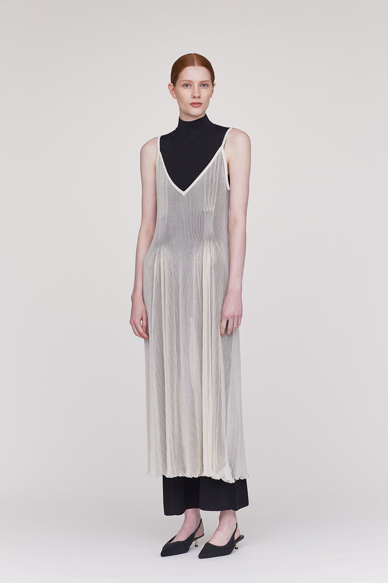 PORTRAIT SLEEVELESS TOP