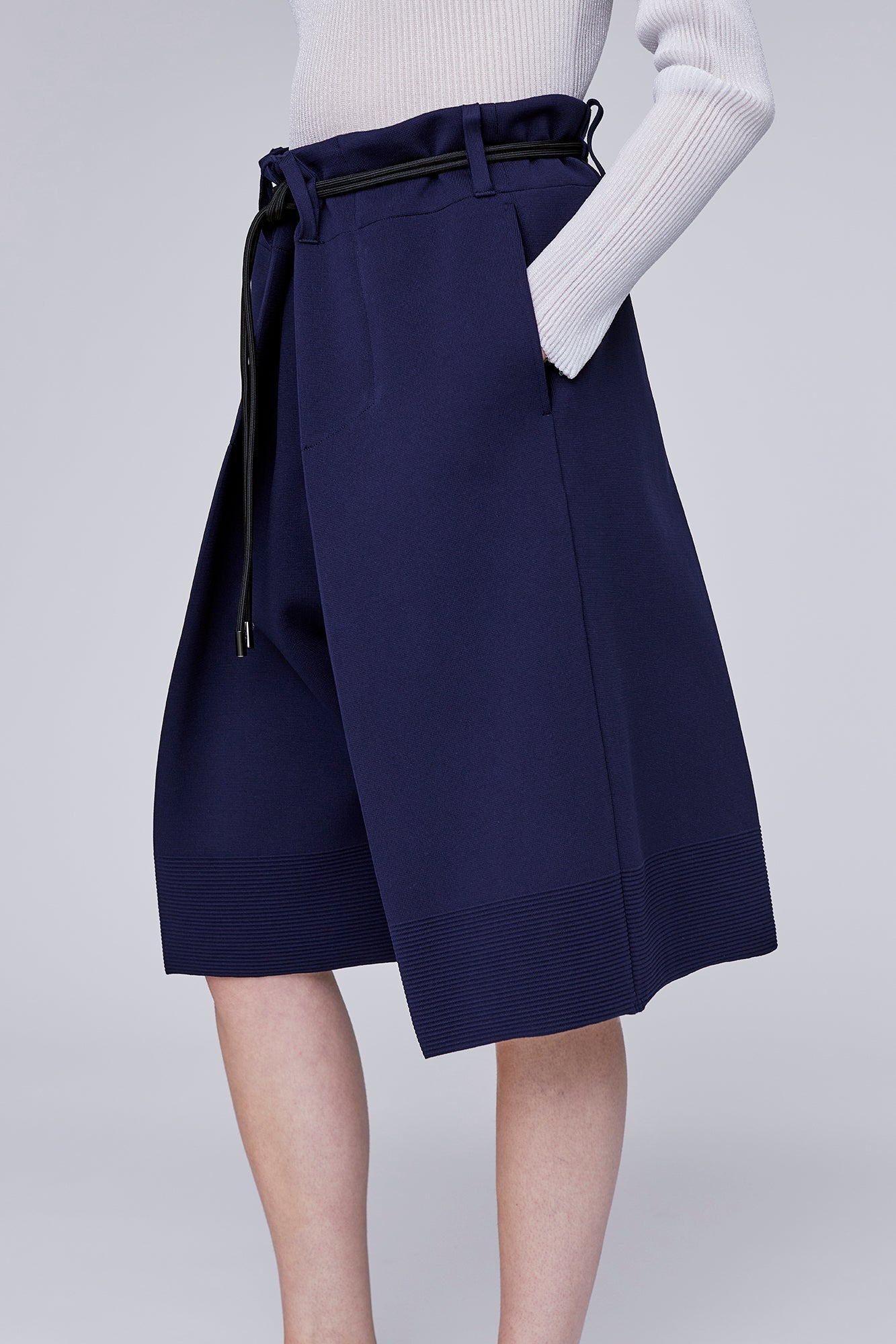 MILAN CREASE HALF PANTS