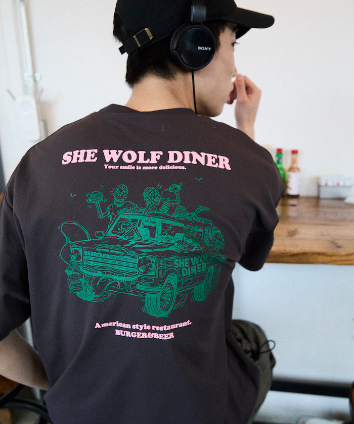 Limited Release SHE WOLF DINER × FREAK'S STORE Shewolf Diner Exclusive Big Silhouette Back Print T-Shirt Antibacterial Odor Resistance Quick Dry - Charcoal Gray