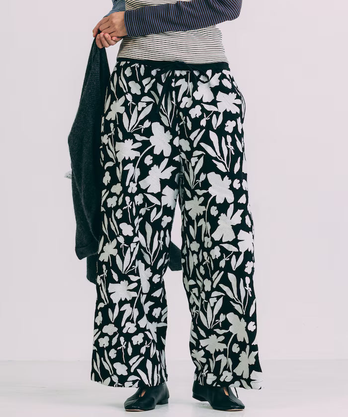 Monotone Embroidered Easy Pants