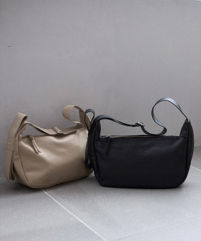 Leather Half Moon Shoulder Bag / Cowhide / Water-Repellent Leather