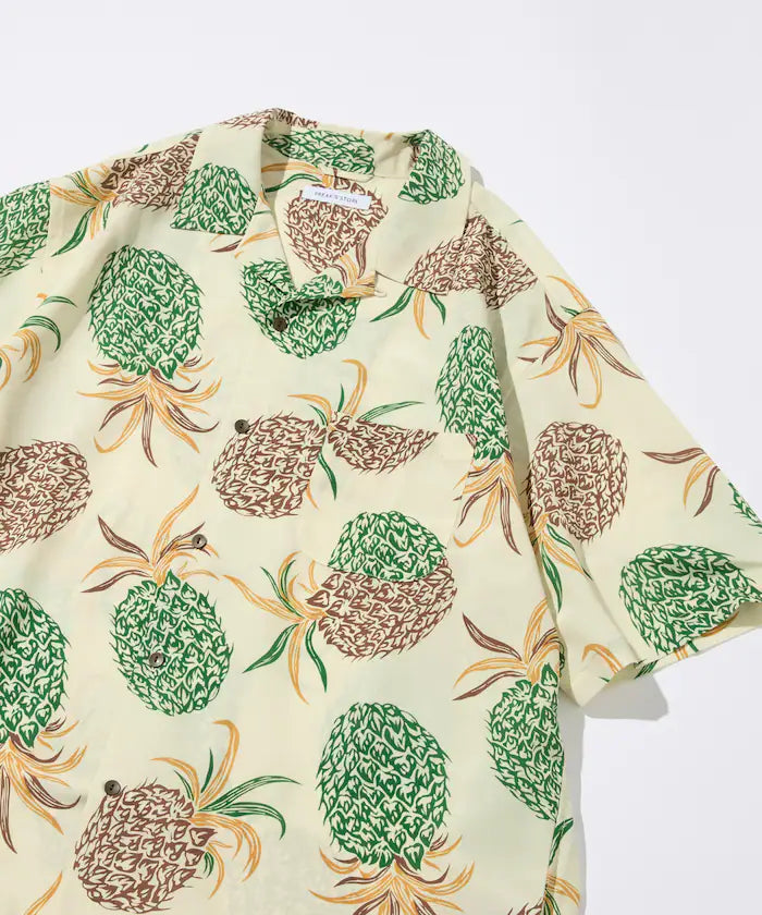 Loose silhouette all-over patterned open collar short sleeve shirt