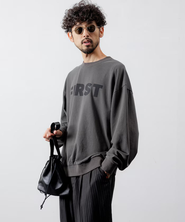 Front Print Crew Neck Sweat FIRST / Relaxed Fit