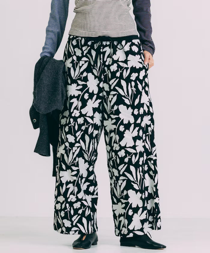 Monotone Embroidered Easy Pants