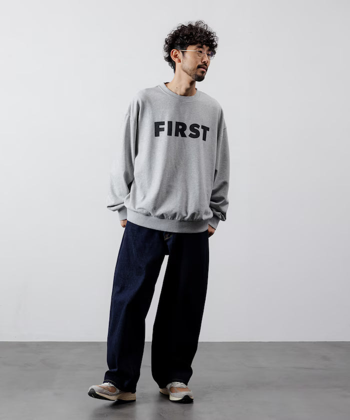 Front Print Crew Neck Sweat FIRST / Relaxed Fit