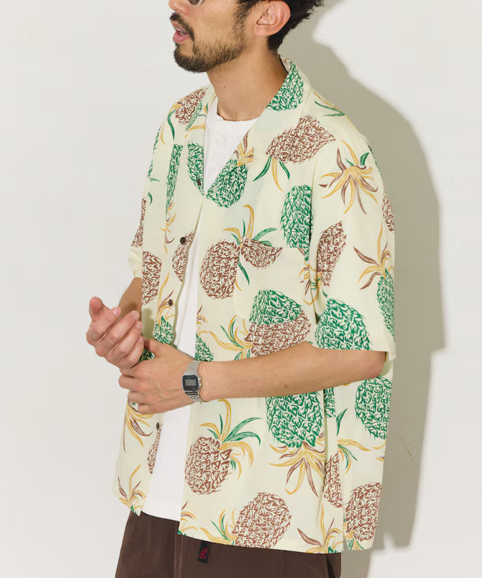 Loose silhouette all-over patterned open collar short sleeve shirt