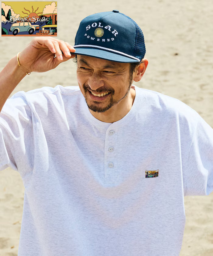 FREAK'S STORE for BEACH & FES Relax Fit One Point Logo Spindle Henley Neck T-Shirt - Light Gray