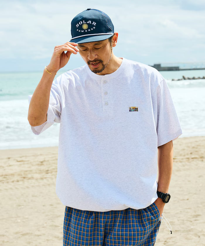 FREAK'S STORE for BEACH & FES Relax Fit One Point Logo Spindle Henley Neck T-Shirt