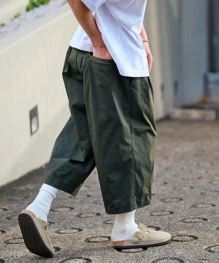 Easy Care Fabric Wide Silhouette Two-Tuck Three-Quarter Barrel Shorts [Limited Edition] - Olive