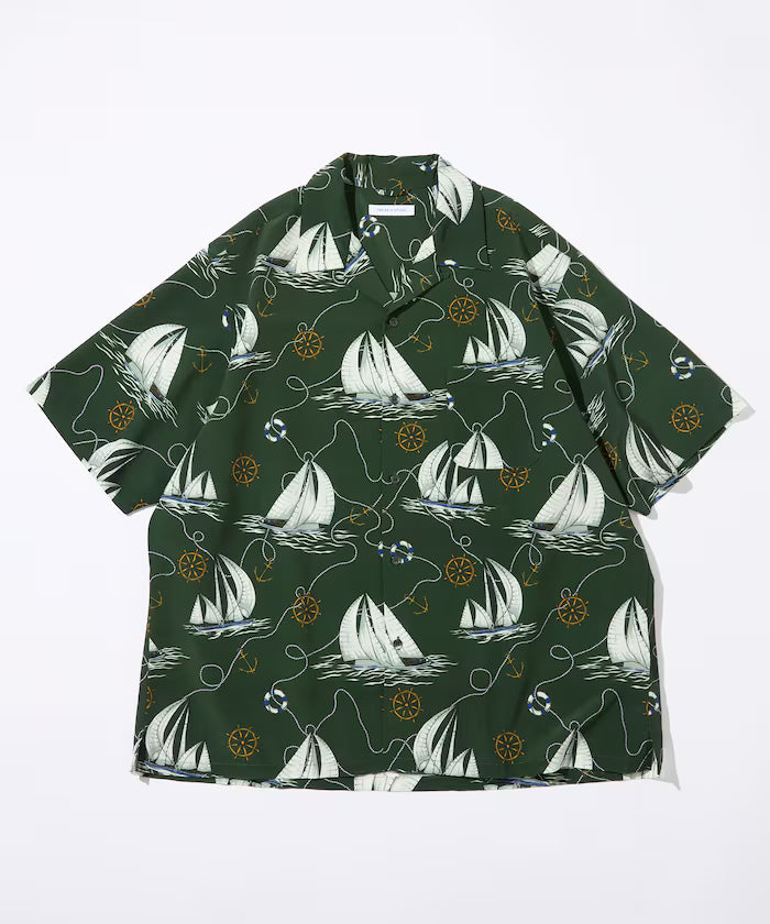 Loose silhouette all-over patterned open collar short sleeve shirt