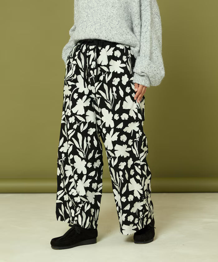Monotone Embroidered Easy Pants
