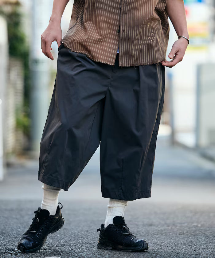 Easy Care Fabric Wide Silhouette Two-Tuck Three-Quarter Barrel Shorts [Limited Edition]