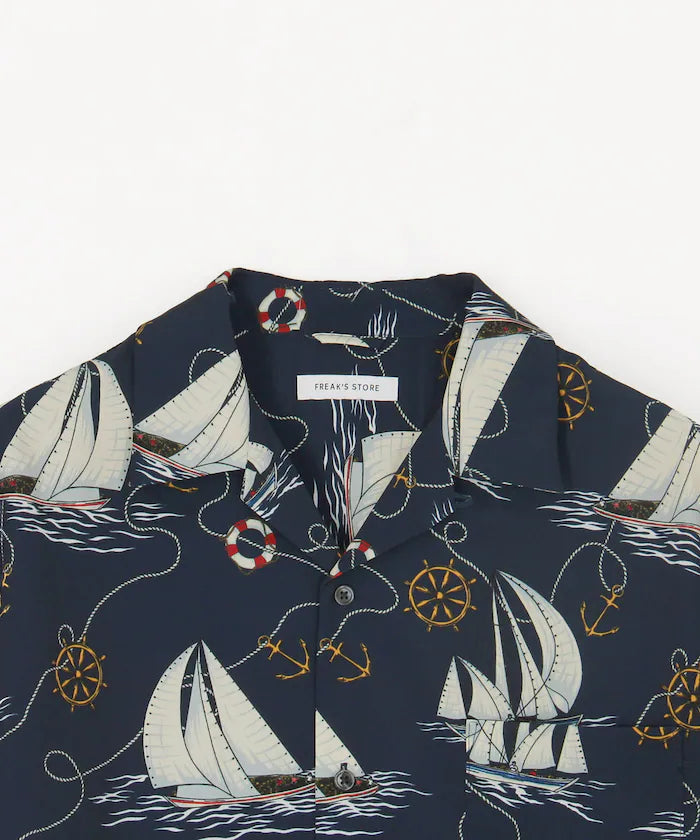 Loose silhouette all-over patterned open collar short sleeve shirt
