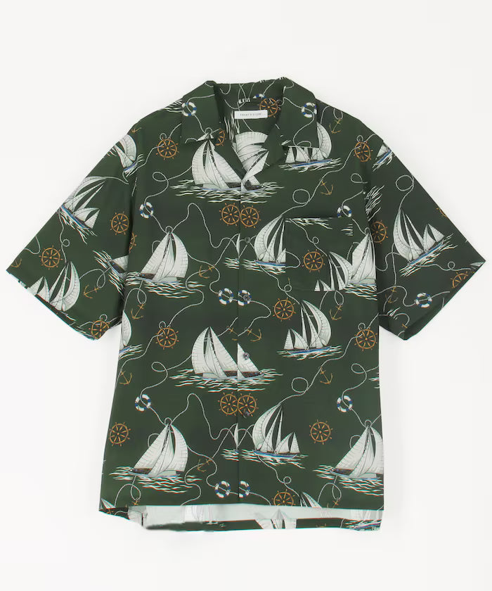 Loose silhouette all-over patterned open collar short sleeve shirt