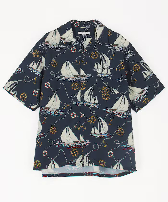 Loose silhouette all-over patterned open collar short sleeve shirt