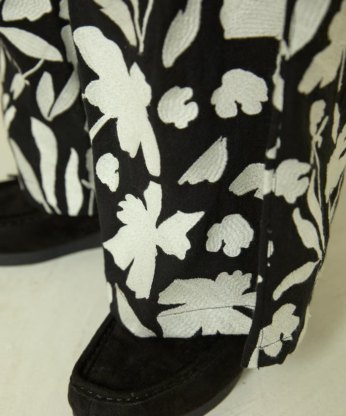 Monotone Embroidered Easy Pants