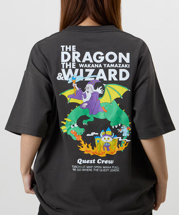 Wakana Yamazaki×FREAK'S STORE THE DRAGON & WIZARD Back Print Crew Neck T-Shirt [Limited Edition] - Charcoal Gray