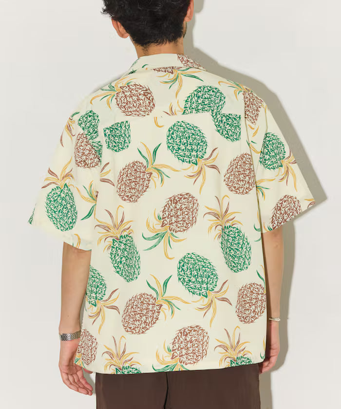 Loose silhouette all-over patterned open collar short sleeve shirt