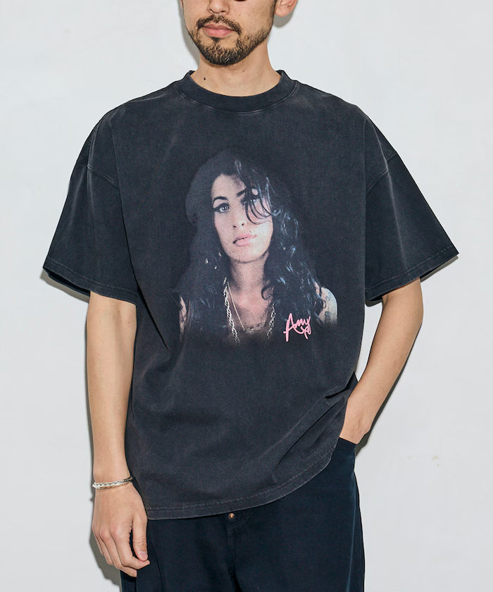 【EXCLUSIVE】 Amy Winehouse / Amy Winehouse Graphic Crew Neck T-Shirt