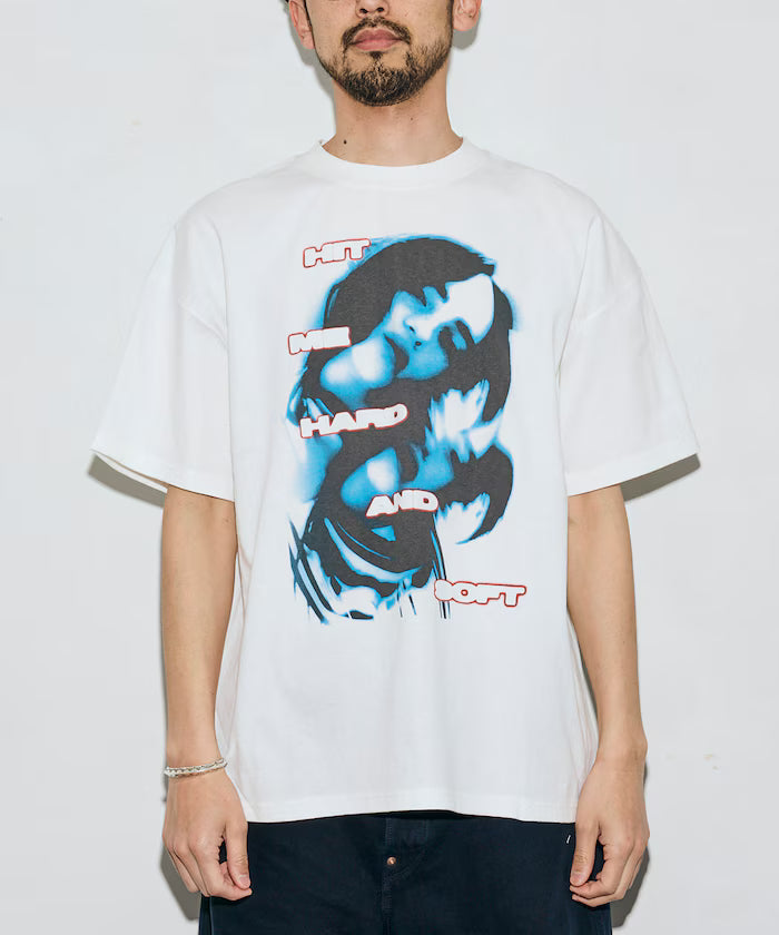 【EXCLUSIVE】BILLIE EILISH S/S Tee/Billie Eilish Front Print T-Shirt