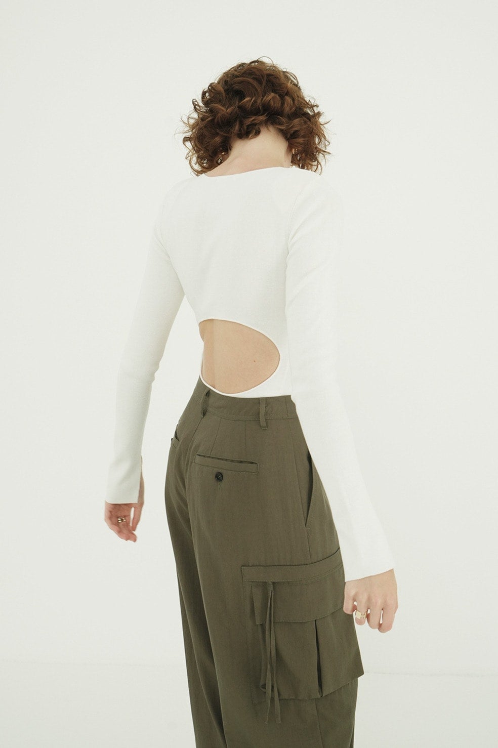 BACK ROUND CUT OUT KNIT BODYSUITS