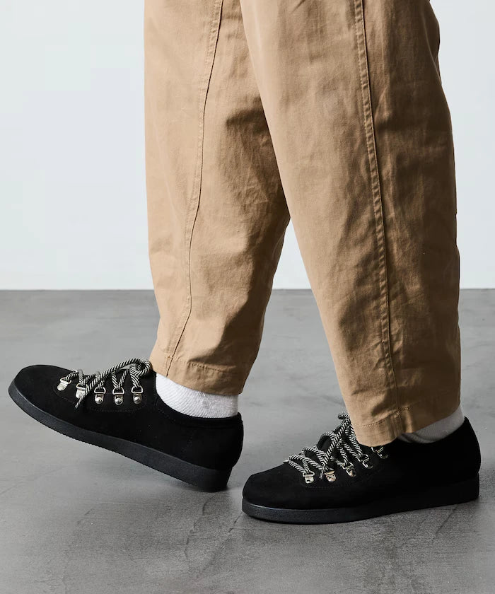 Low-Cut Mountain Design Sneakers