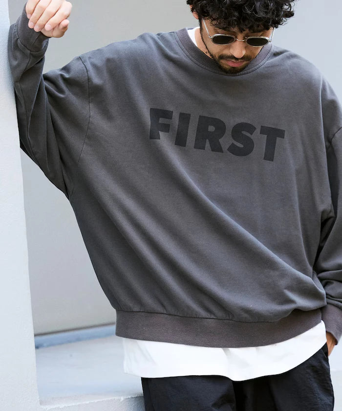 Front Print Crew Neck Sweat FIRST / Relaxed Fit