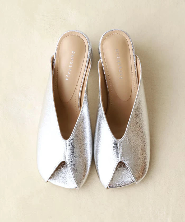 Open-toe slit sandals
