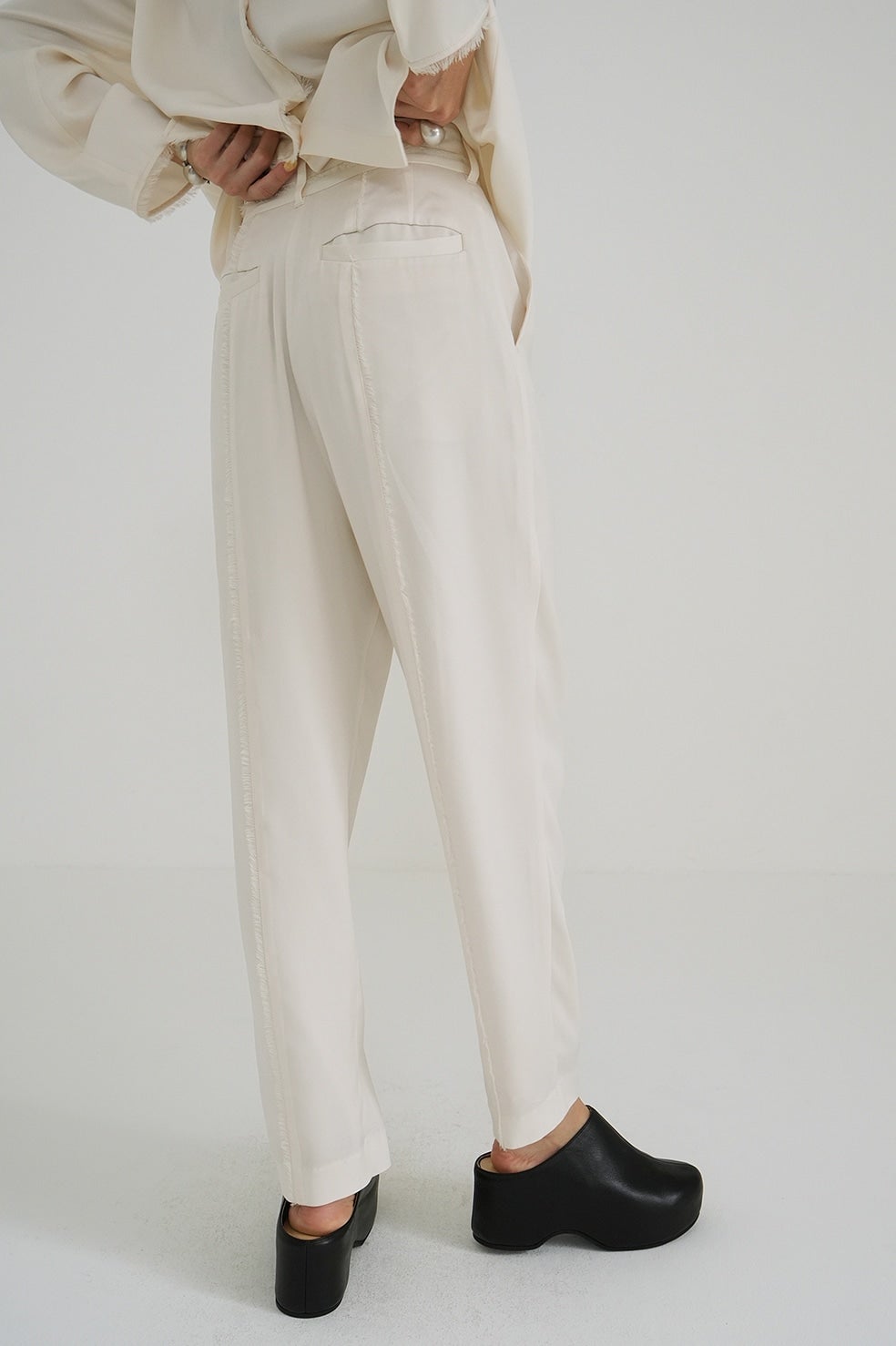 FRINGE LINE TAPERED PANTS